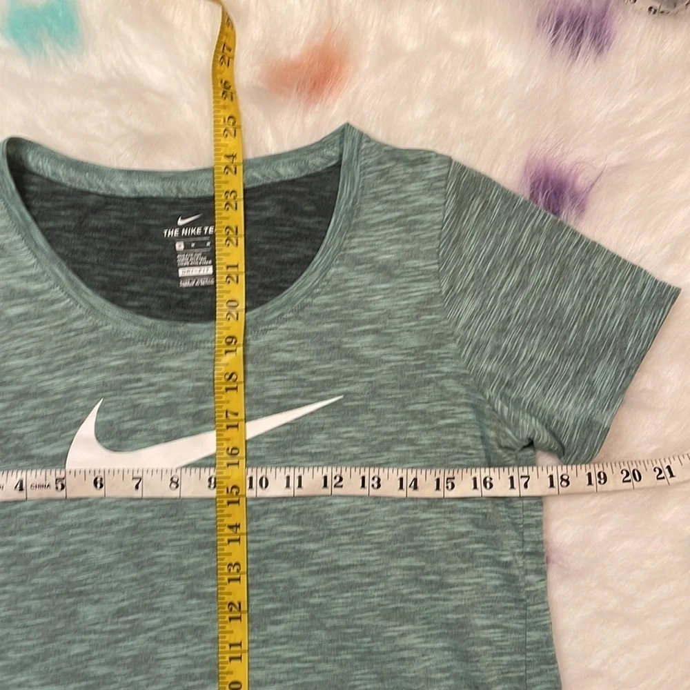 The Nike‎ Tee Woman’s Dri Fit Short Sleeve Nike Tee Size Medium